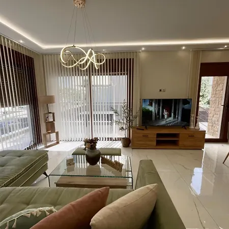 Agora Luxury I *